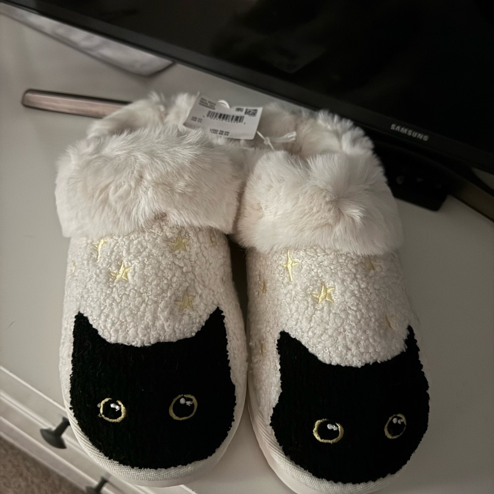American Eagle White Faux Fur Slippers